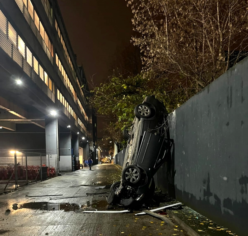 Accident neobișnuit în București: A căzut cu mașina de la etajul 2