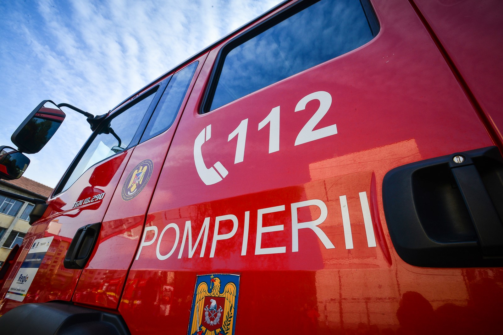 Exercițiu al pompierilor sibieni la o benzinărie de pe Milea. Se simulează producerea unui accident rutier urmat de incendiu