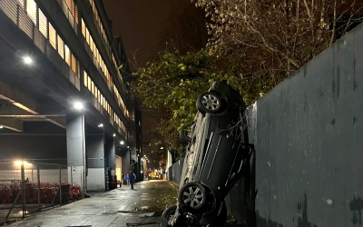 Accident neobișnuit în București: A căzut cu mașina de la etajul 2