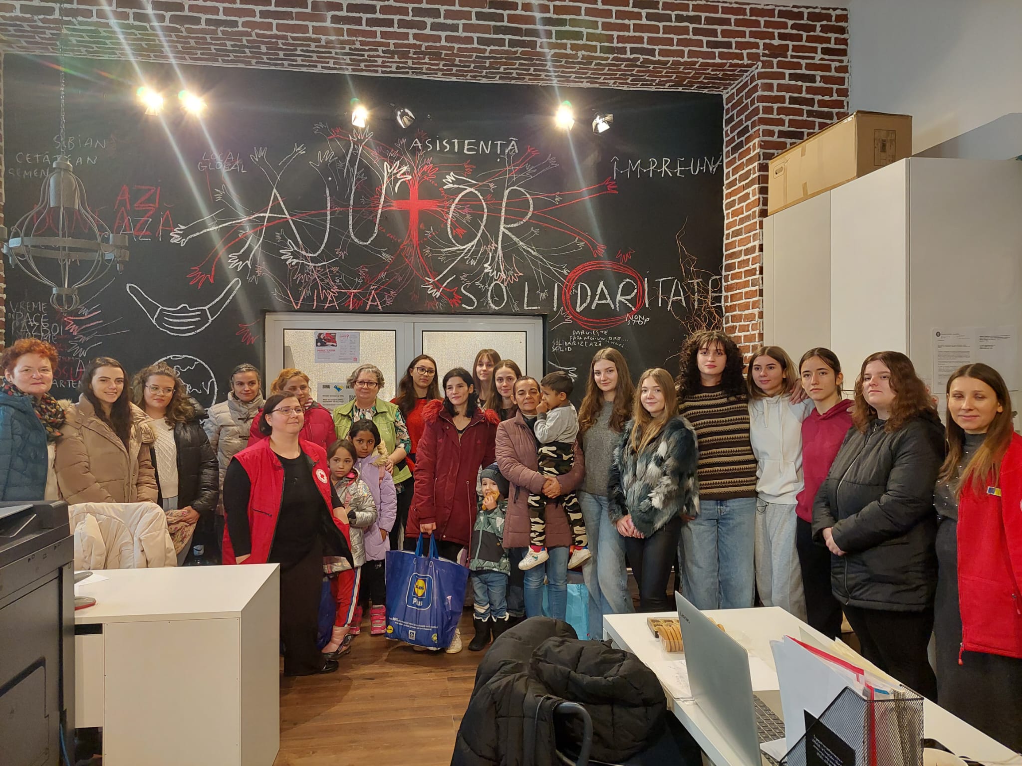 Elevi de la Pedagogic  și LIA,  sprijină cinci familii defavorizate cu alimente și fructe,  în pragul sărbătorilor. Profesor: „S-au implicat total”