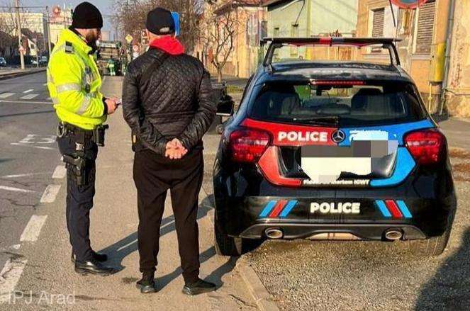 Un șofer arădean și-a vopsit maşina pentru a semăna cu una de poliţie. A fost amendat de adevăraţii poliţişti