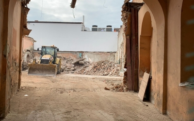 A început demolarea parțială a clădirilor de vizavi de Prefectură