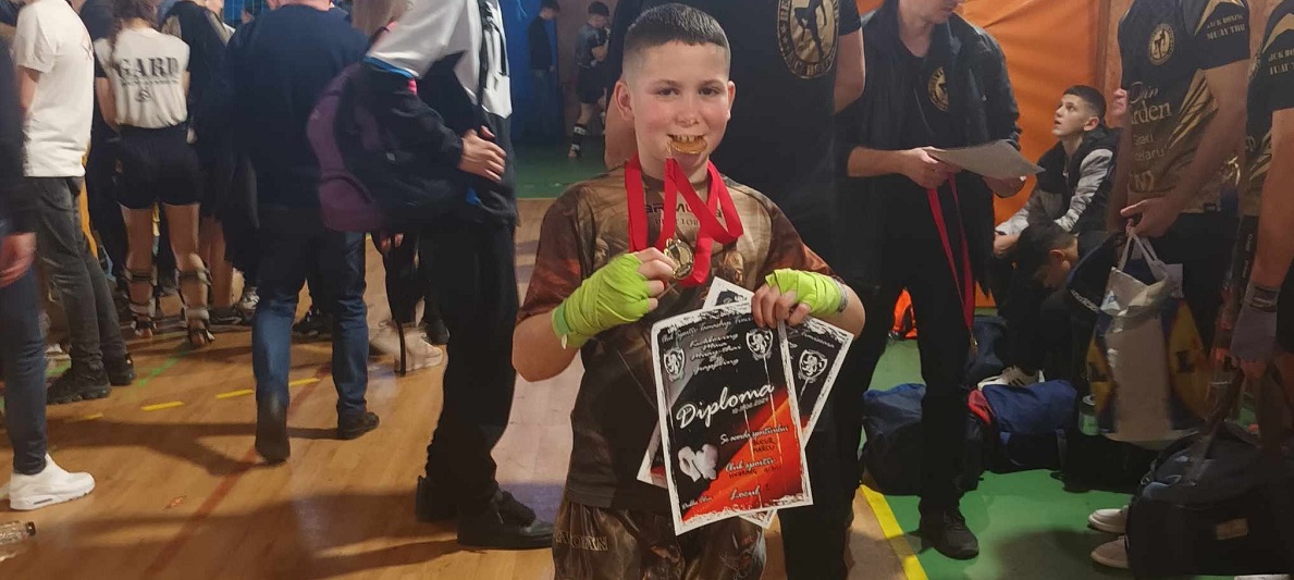 Bucur Marcu, elev în clasa a V-a la Școala Barcianu din Rășinari, s-a întors de la Timișoara cu medalia de aur la kikboxing
