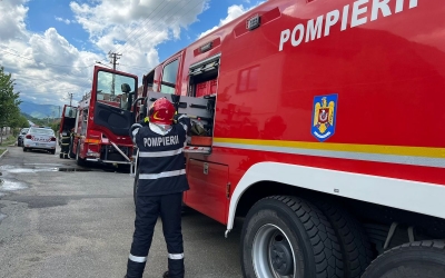 Incendiu de vegetație pe strada Maramureșului din Sibiu. Pompierii au intervenit cu două autospeciale de stingere