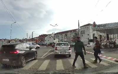 Pietoni puși în pericol de un șofer care depășește pe linie continuă, lângă trecere, pe strada Gheorghe Dima din Sibiu