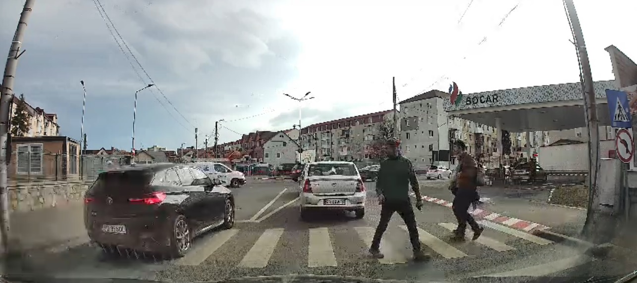 Pietoni puși în pericol de un șofer care depășește pe linie continuă, lângă trecere, pe strada Gheorghe Dima din Sibiu