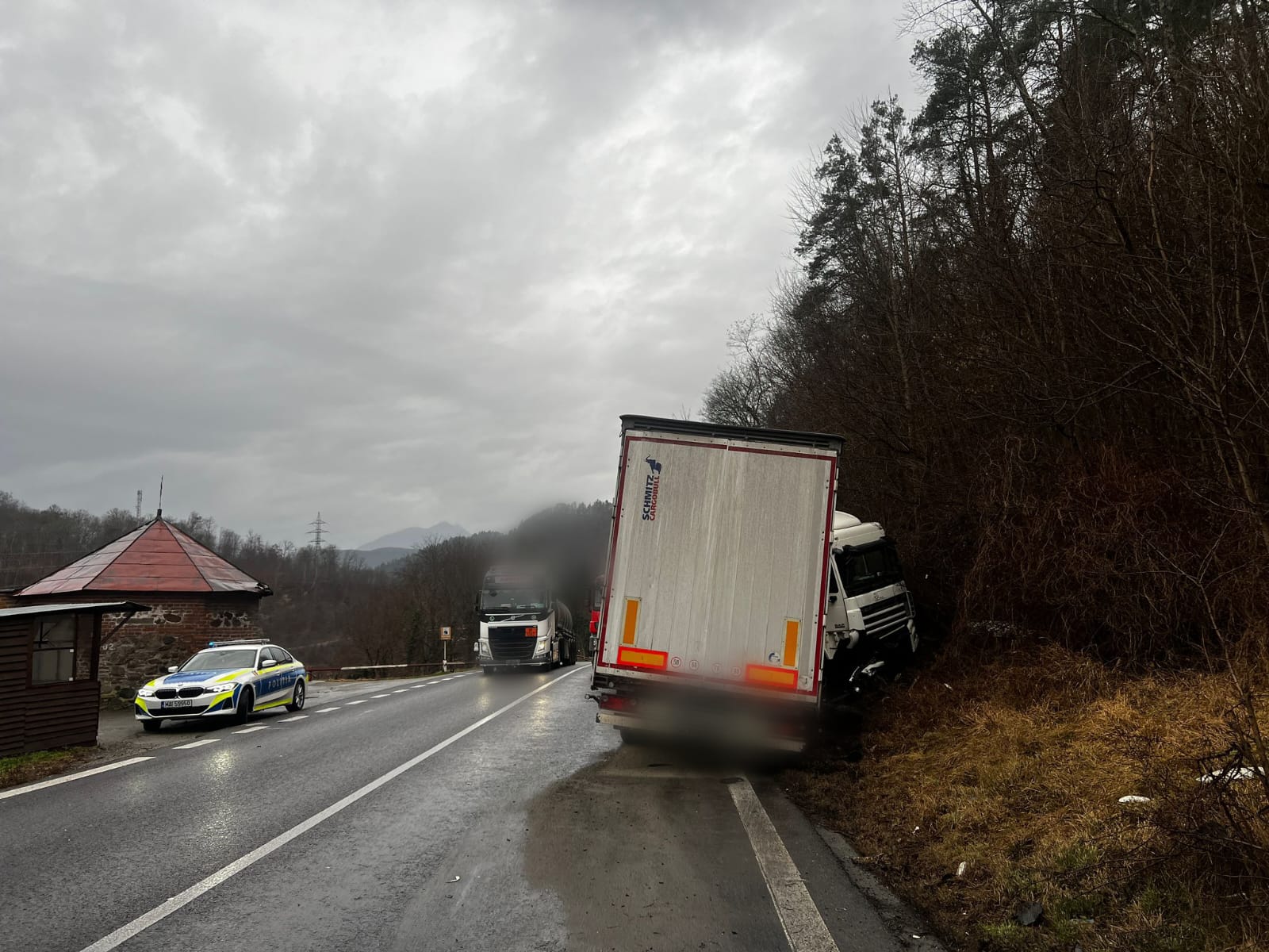 Trafic alternativ pe Valea Oltului după ce un TIR a lovit un cap de pod