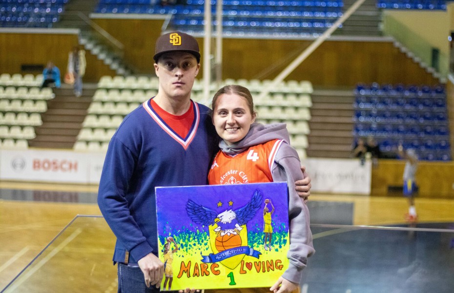 Doi fani ai lui Marc Loving, baschetbalist la CSU Sibiu, au călătorit peste 2.000 de km pentru a-l vedea jucând. „Atmosfera e mai frumoasă aici”