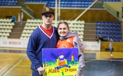 Doi fani ai lui Marc Loving, baschetbalist la CSU Sibiu, au călătorit peste 2.000 de km pentru a-l vedea jucând. „Atmosfera e mai frumoasă aici”