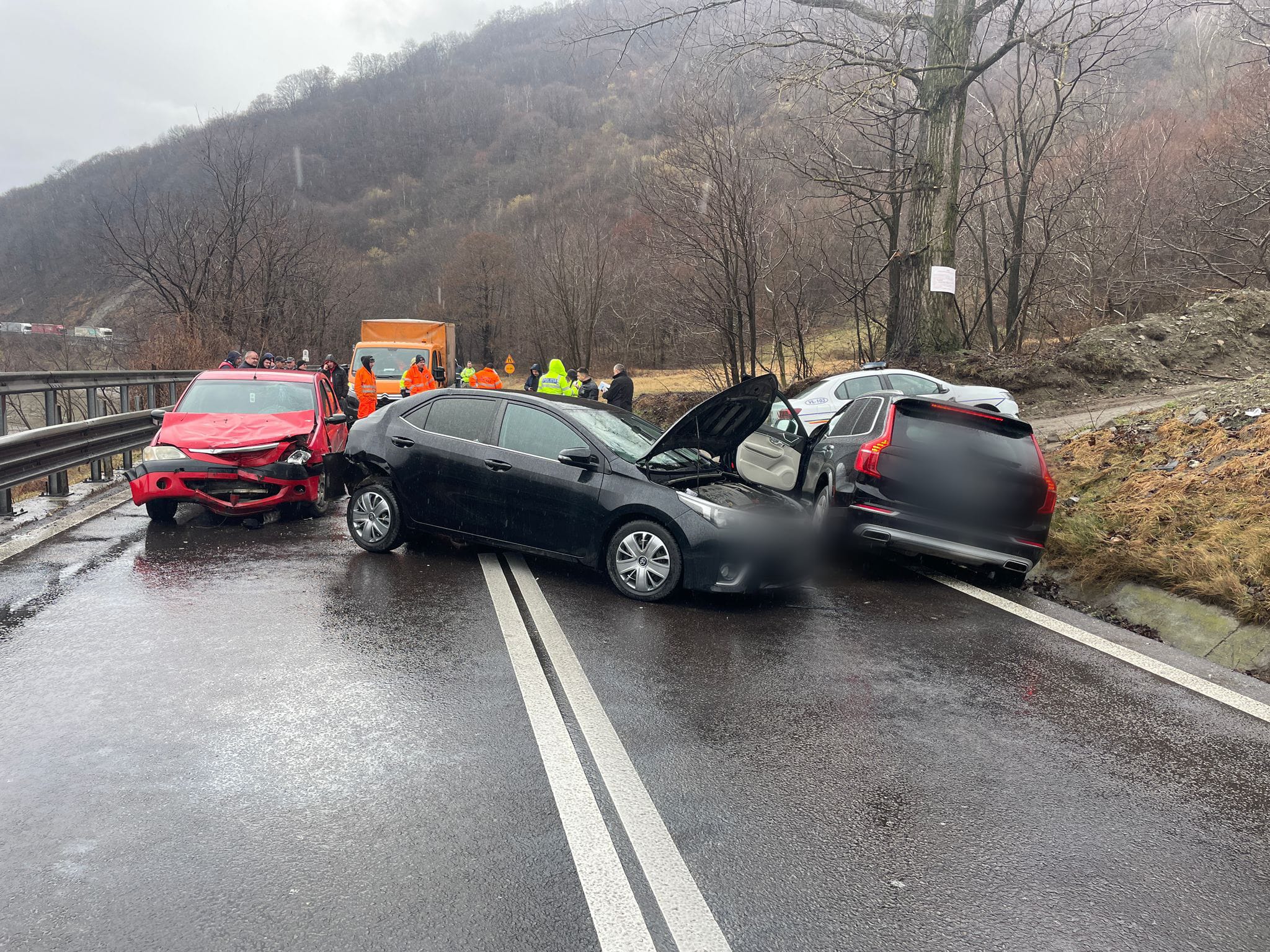 Accident cu trei mașini implicate pe Valea Oltului. Trafic blocat complet