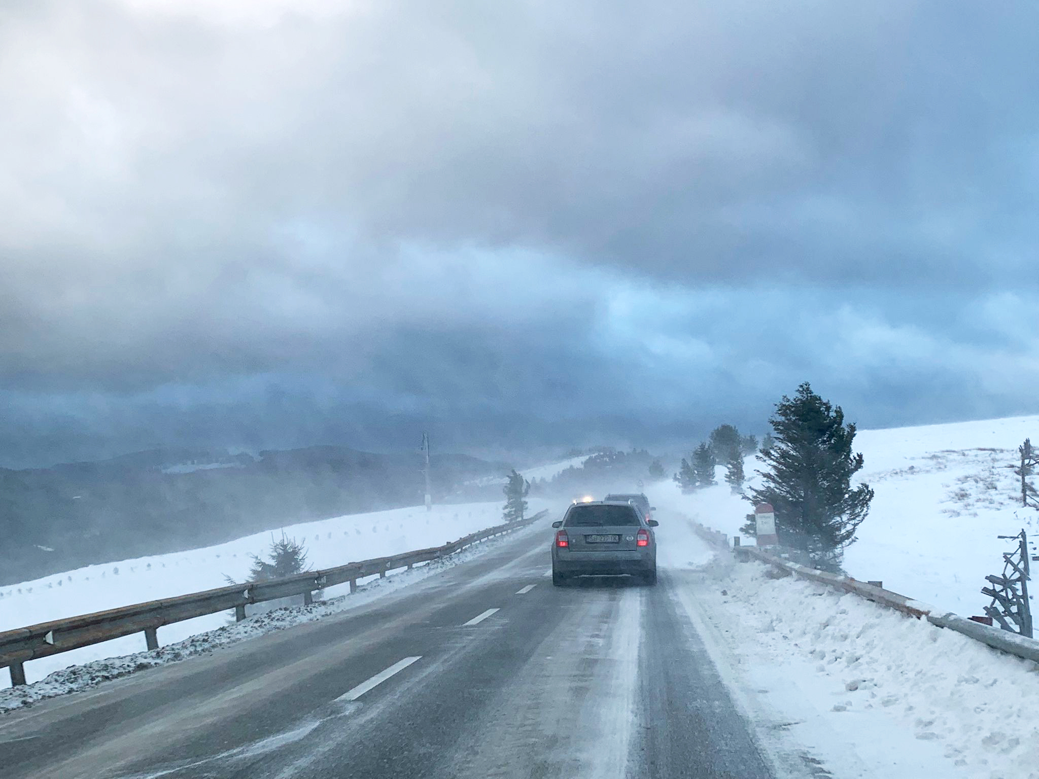 Stațiunea Păltiniș nu are curent de noaptea trecută din cauza brazilor căzuți pe rețeaua electrică