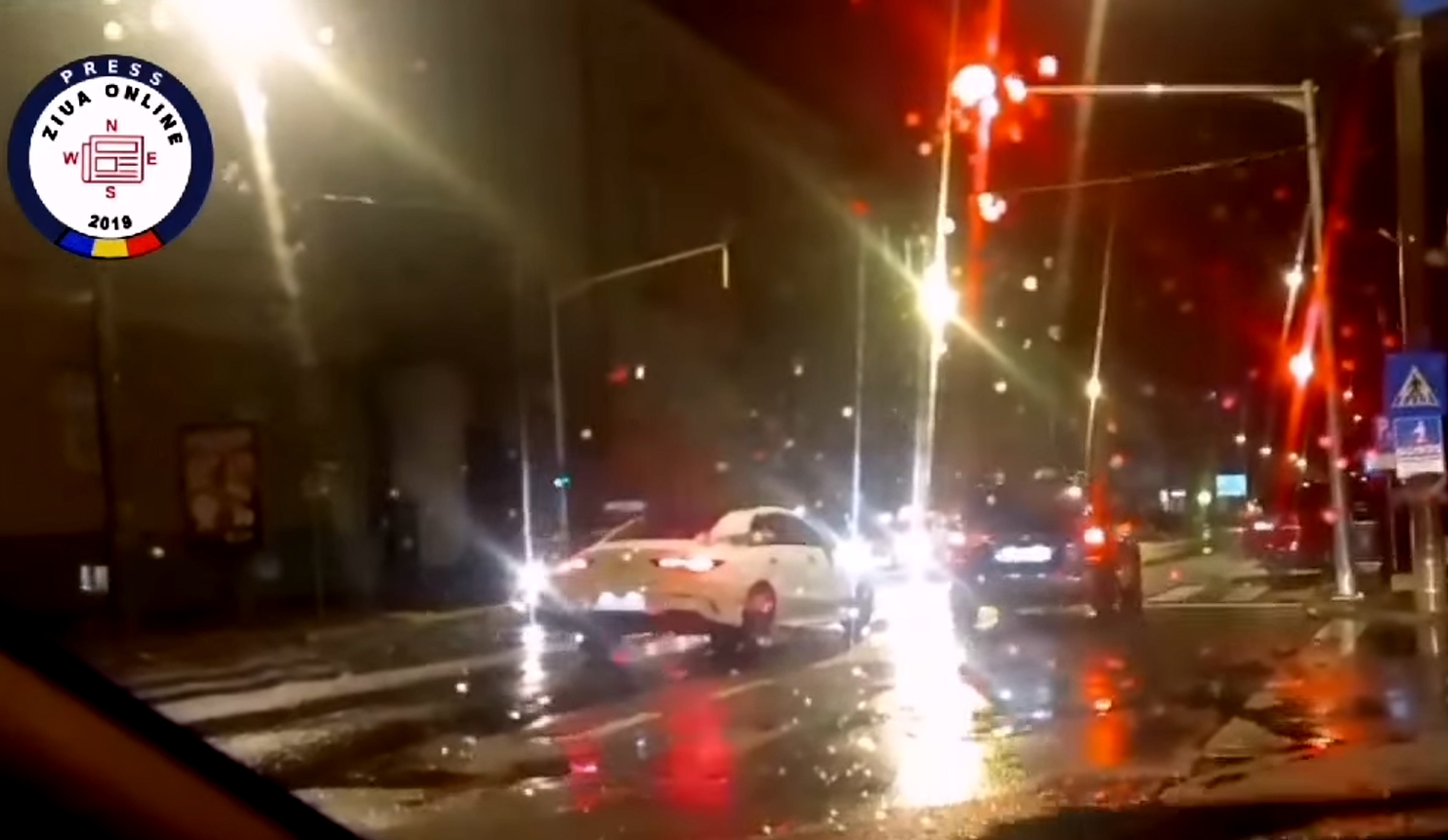 VIDEO Două semafoare din Sibiu, blocate azi noapte pe culoarea roșie. Șoferii au sunat la 112