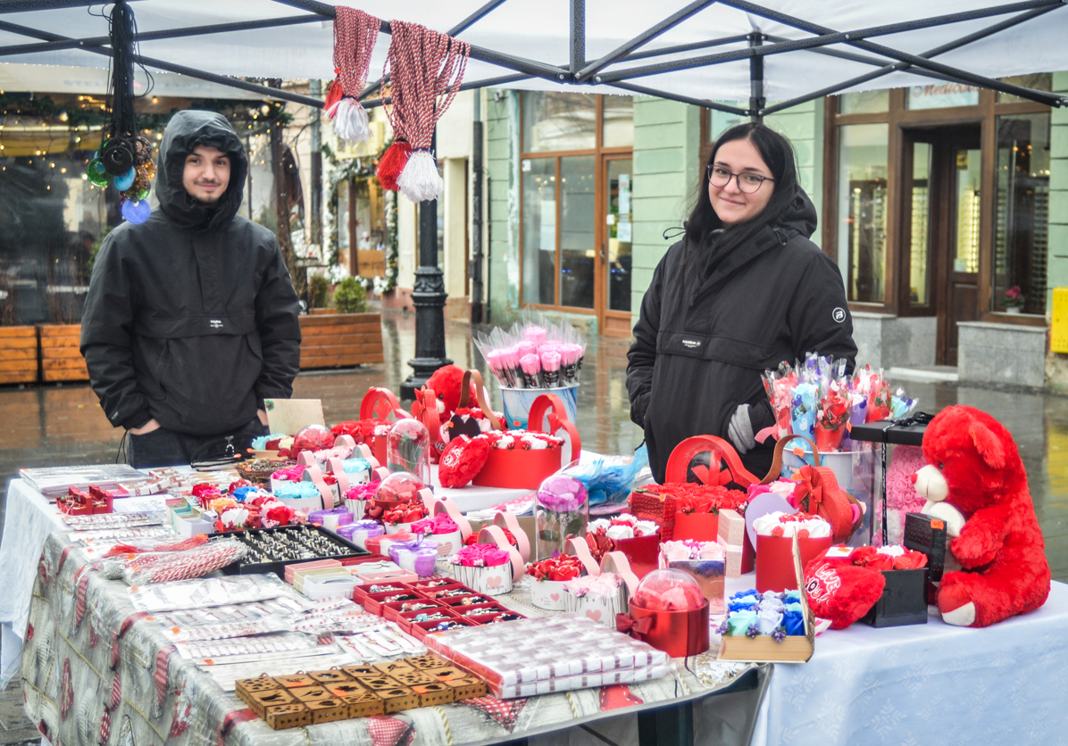 Mai puțini comercianți de Valentine’s Day în centrul Sibiului din cauza vremii rele. „Rămânem în pagubă dacă ne speriem de ploaie”