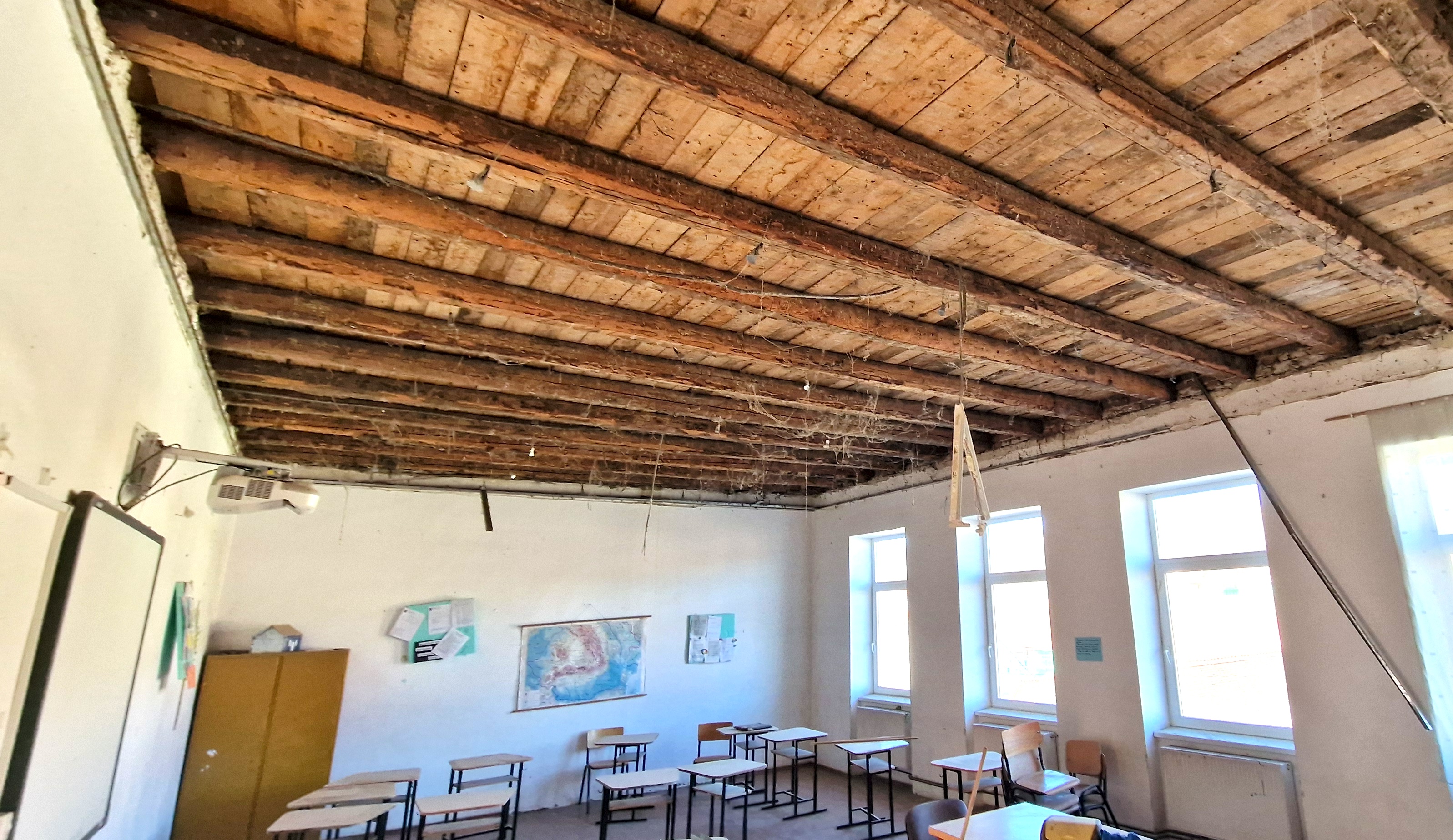 Prăbușirea tavanului școlii din Alămor: „Se pare că acea prindere din metru în metru nu era în regulă”