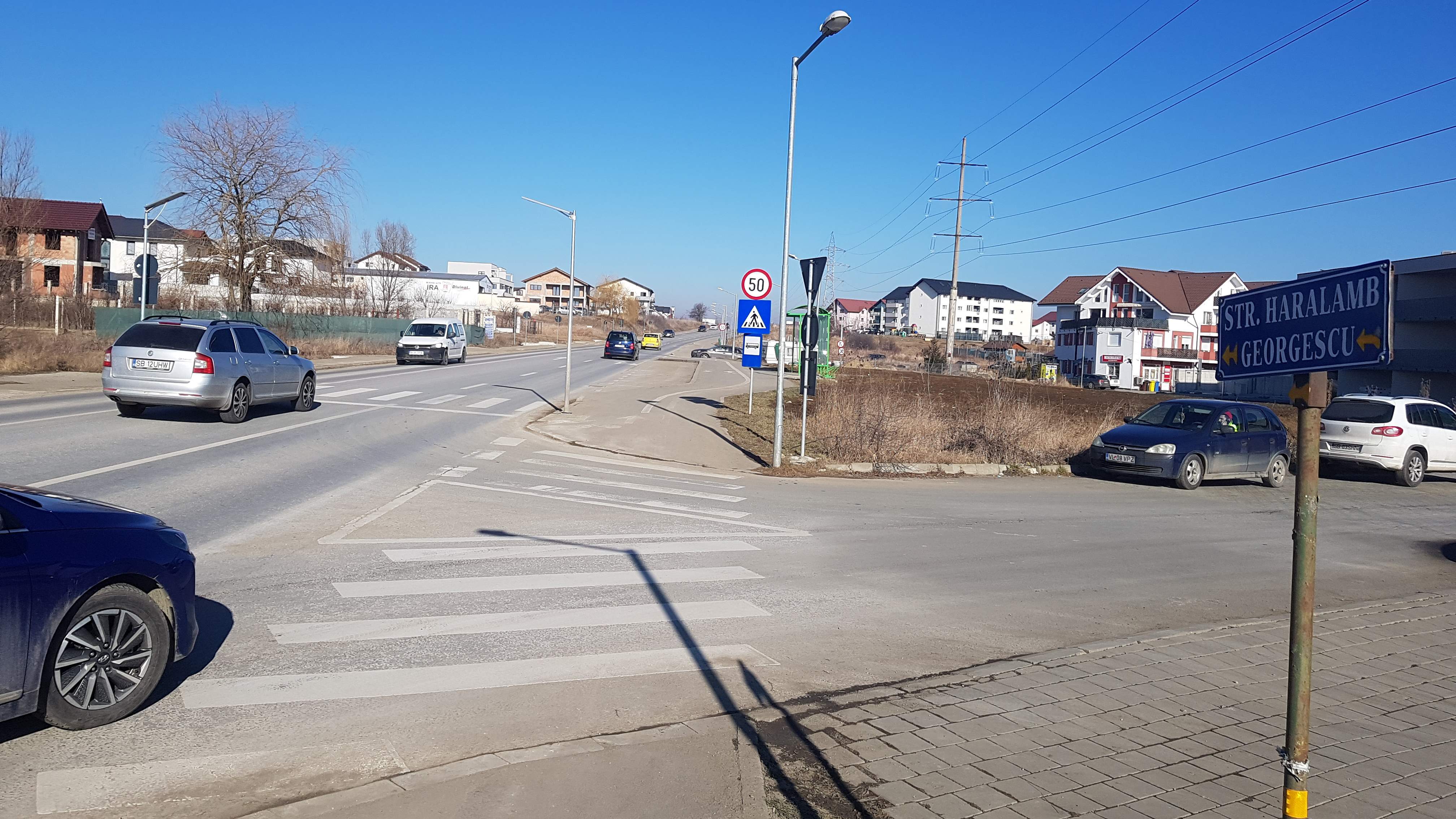 Cisnădienii sunt nemulțumiți de cum este curățat drumul 106 C Sibiu-Cisnădie. Cei de la Drumuri și Poduri spun că au făcut curățenie în septembrie și acum câteva zile