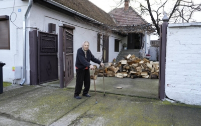 Zeci de vârstnici au primit lemne de foc și alimente în aceste zile prin departamentul social‑filantropic al Arhiepiscopiei Sibiului