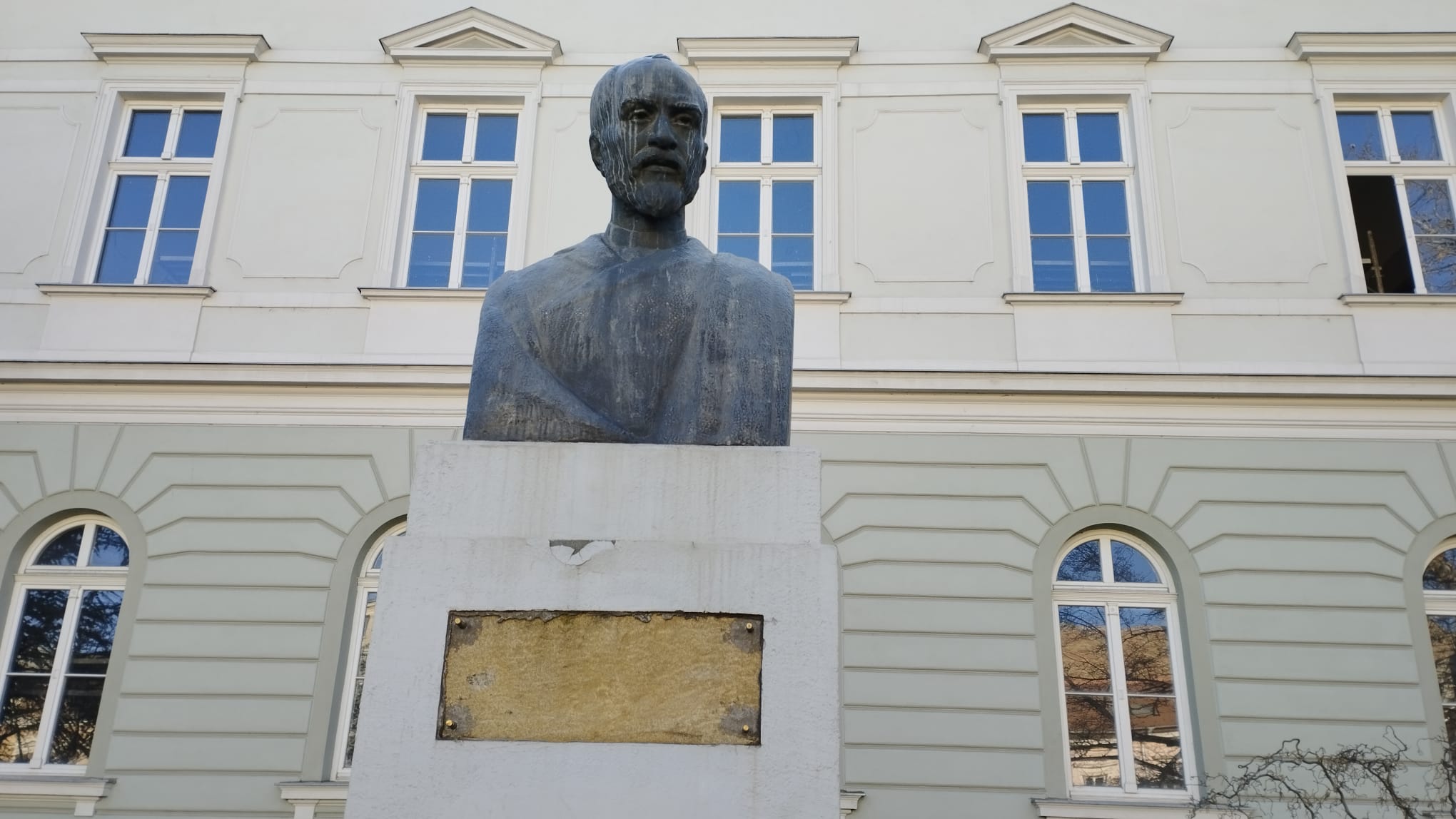 Bustul lui George Coșbuc din fața Primăriei vechi a fost vandalizat? Din iulie până în decembrie nimeni nu a observat că lipsește plăcuța cu numele scriitorului