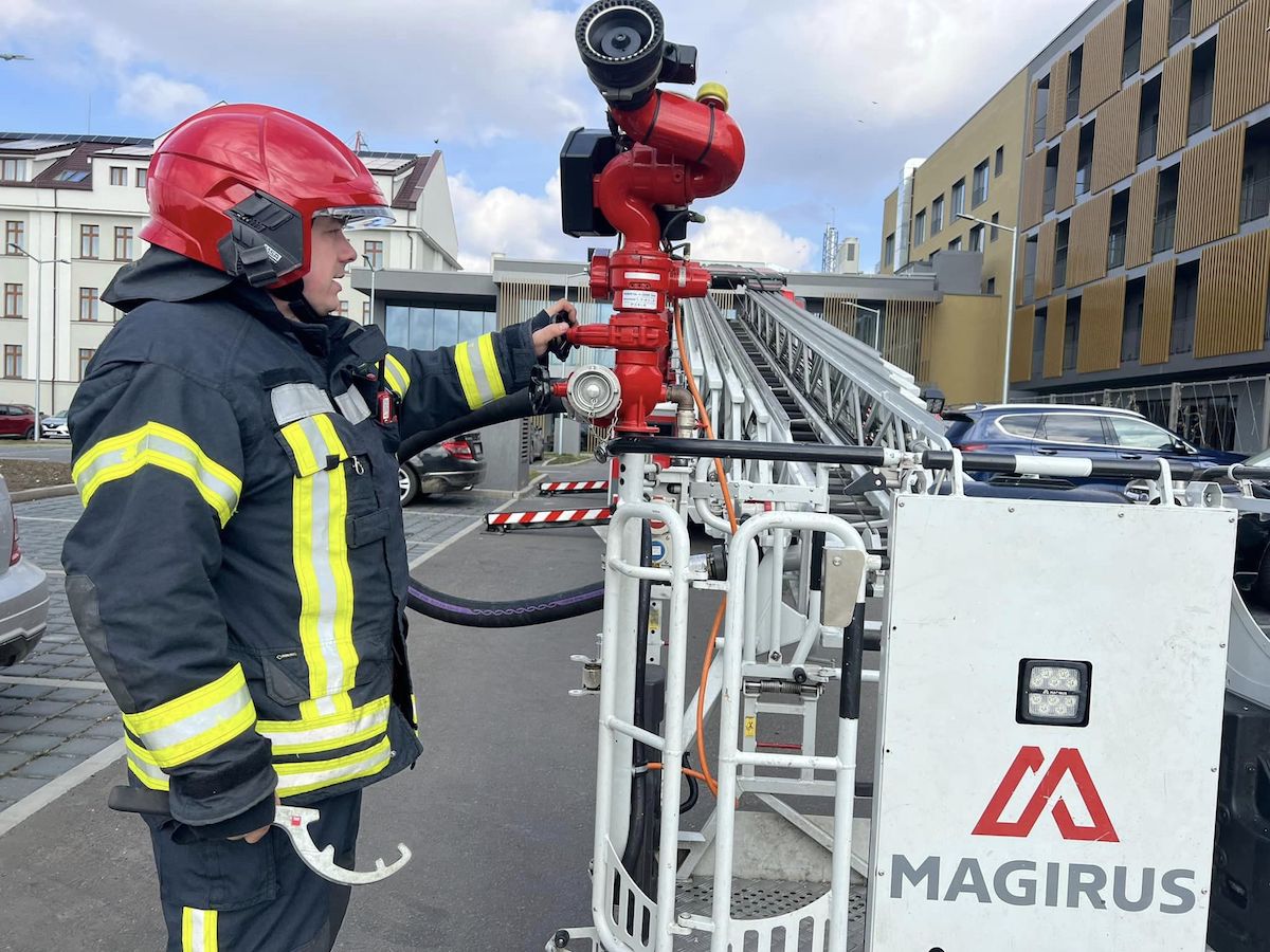 Peste 20 de pompieri sibieni au simulat un incendiu la hotelul Mercure Sibiu Arsenal, de pe Bulevardul Victoriei