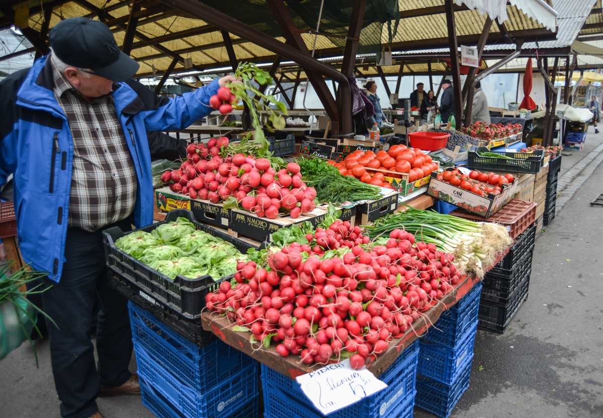 Comercianții din Oltenia au adus verdețurile de primăvară în Piața Cibin. „Recolta este frumoasă, nu am avut iarnă grea”