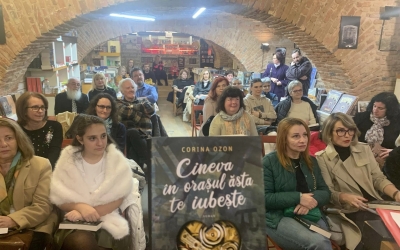 Scriitoarea Corina Ozon și-a lansat la Sibiu ultima carte publicată: Andra Tischer: „Cineva în orașul ăsta te iubește” este o carte pe care trebuie s-o aveți în bagaje
