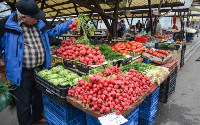 Comercianții din Oltenia au adus verdețurile de primăvară în Piața Cibin. „Recolta este frumoasă, nu am avut iarnă grea”