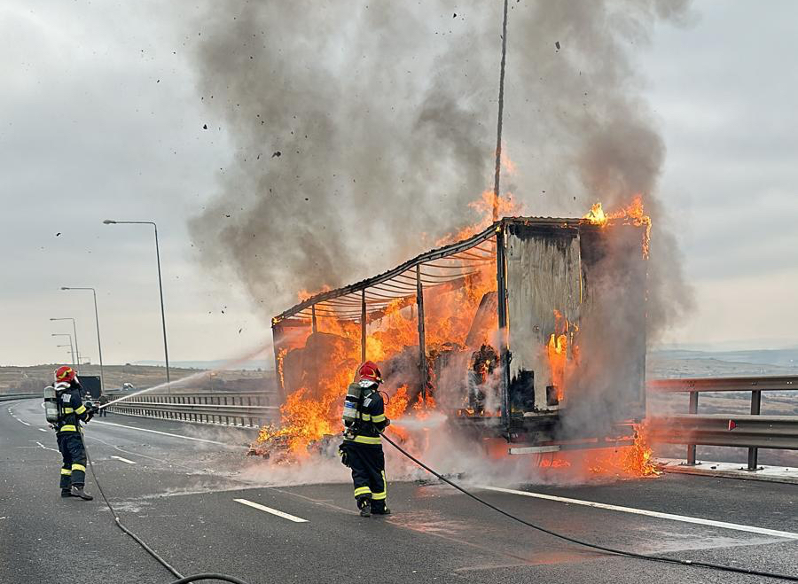 Actualizare. Trafic blocat pe A1, pe viaductul de la Aciliu: Un camion s-a făcut scrum