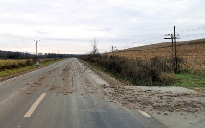 Noile drumuri „europene” ale Sibiului, acoperite din belșug cu noroi local. „Nu-i putem pune pe fermieri să zboare”. Rezolvarea e așteptată de la primari