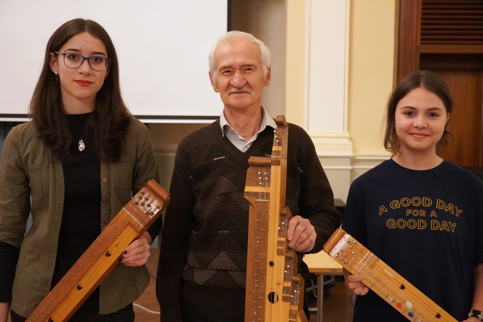 Un bunic din Sibiu construiește țitere într-un apartament de bloc.  ”Oricine, fără a avea cea mai mică cunoștință de muzică, poate cînta numai în cîteva minute”