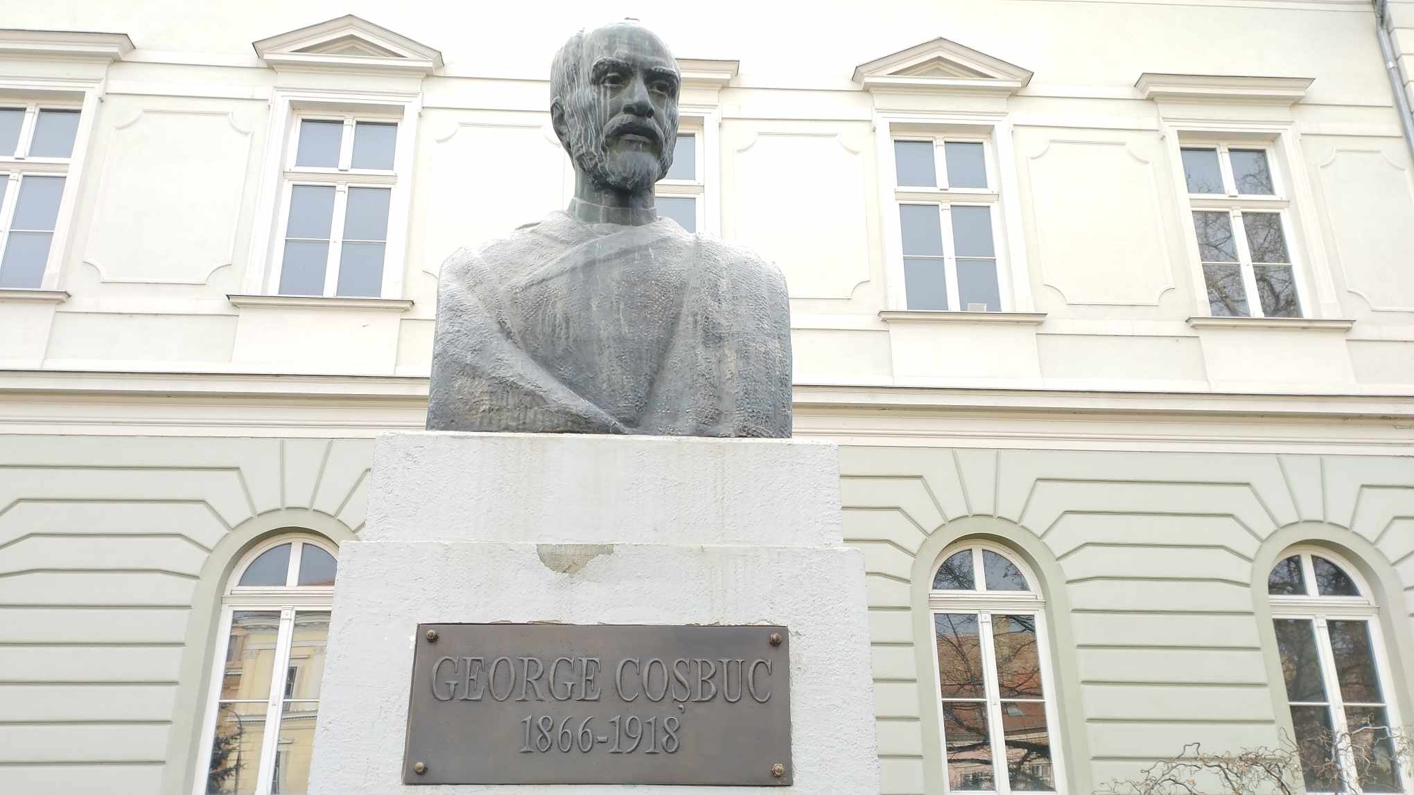 George Coșbuc și-a recăpătat numele. A fost pusă plăcuța la bustul scriitorului din fața Primăriei vechi