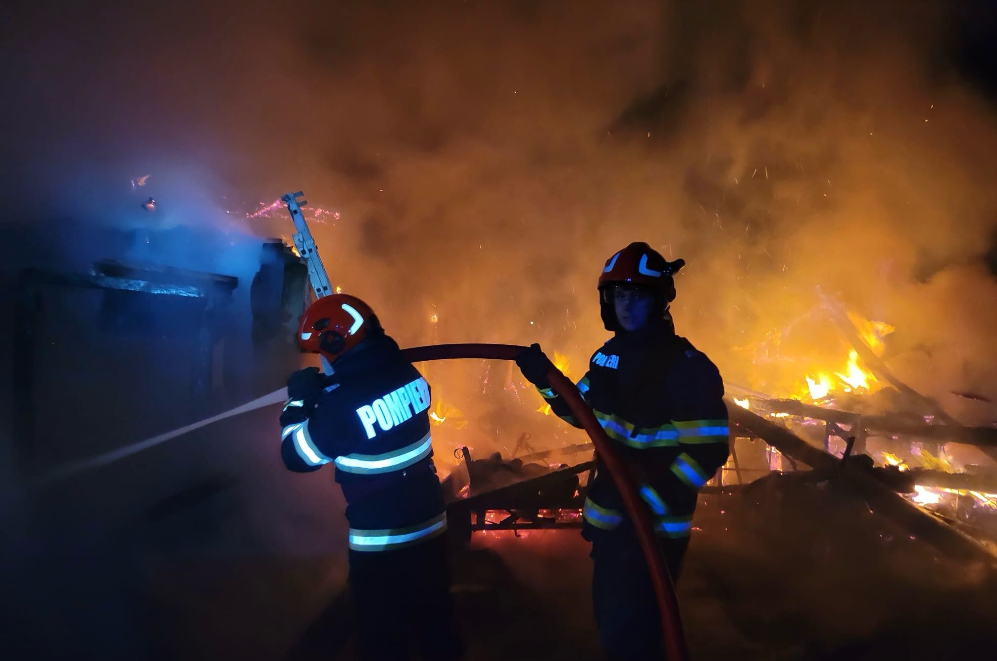 Incendiu puternic noaptea trecută la Șeica Mare: Au ars peste 1,5 tone de fân, dar și numeroase bunuri depozitate