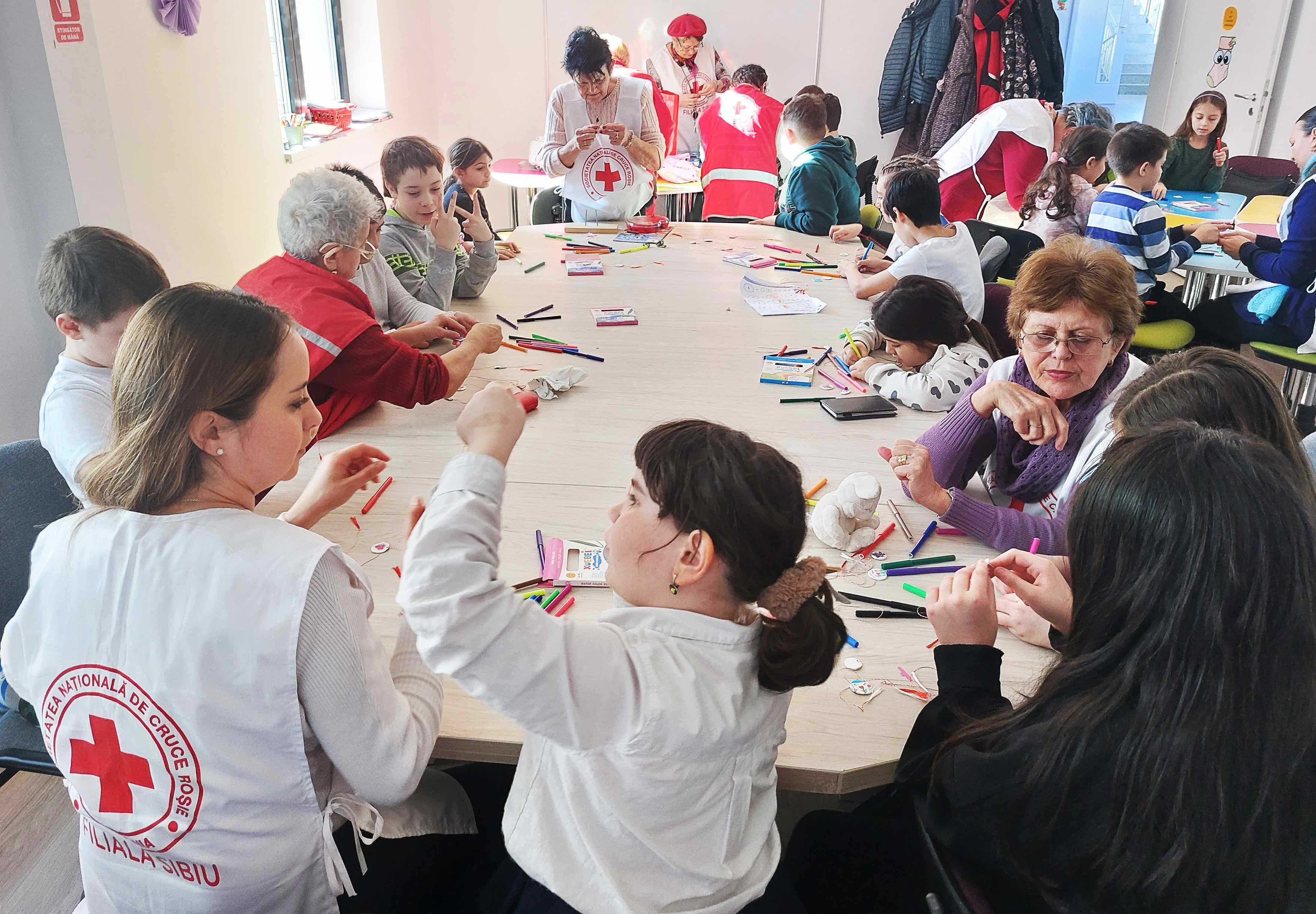 Angajații și voluntarii Crucii Roșii Sibiu au confecționat peste 4.000 de mărțișoare. De luni se vor comercializa pe Bălcescu