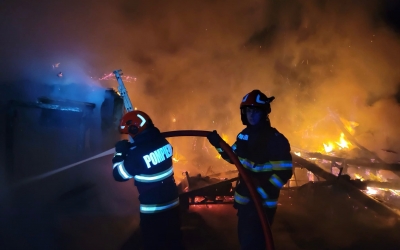 Incendiu puternic noaptea trecută la Șeica Mare: Au ars peste 1,5 tone de fân, dar și numeroase bunuri depozitate