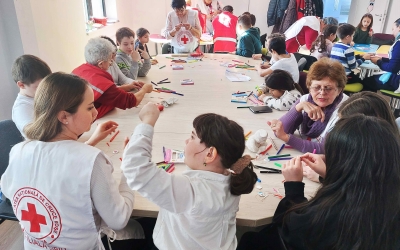Angajații și voluntarii Crucii Roșii Sibiu au confecționat peste 4.000 de mărțișoare. De luni se vor comercializa pe Bălcescu