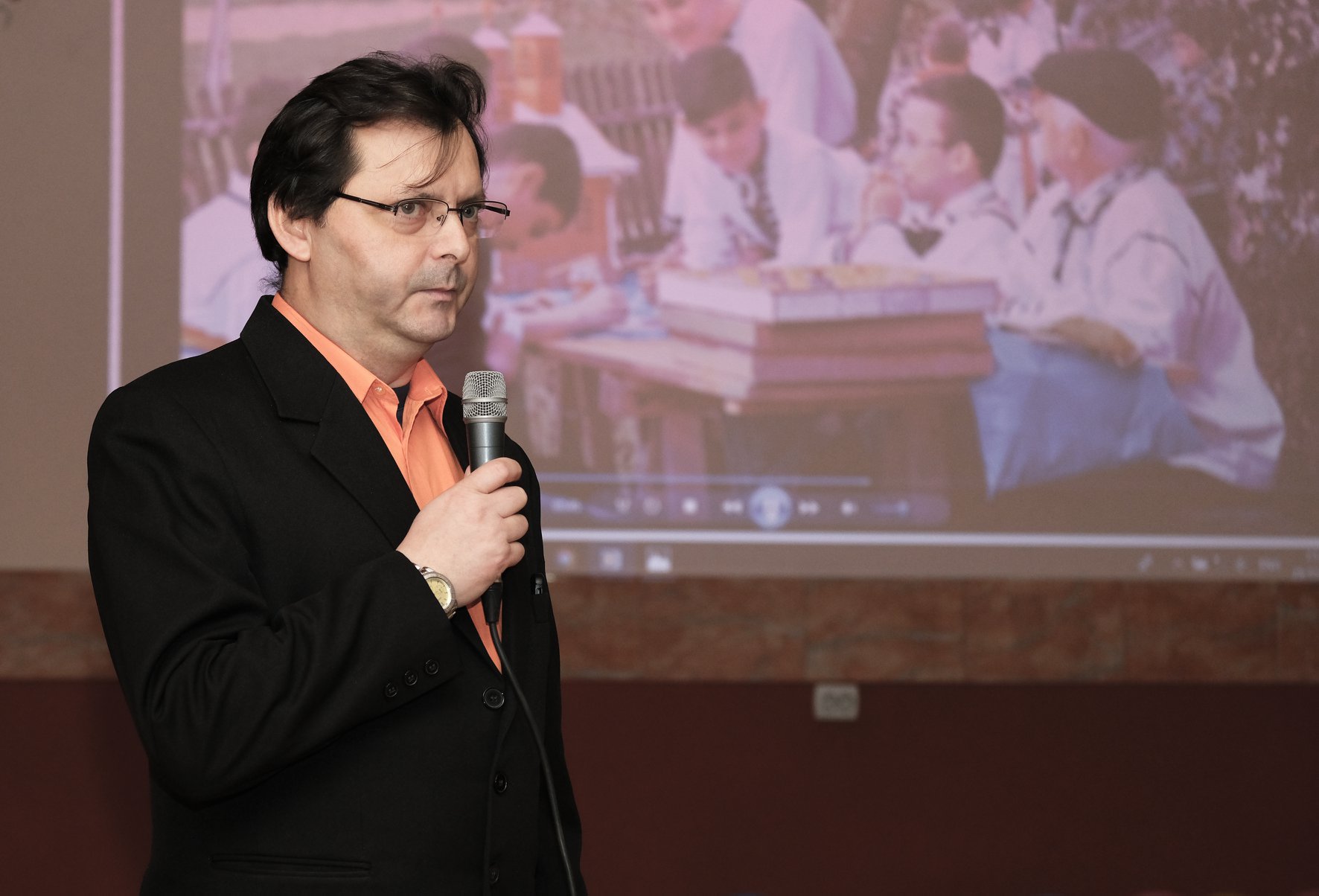 Deva: istoric reclamat că are prea multe cărți. „Le e teamă că se va prăbuși blocul”