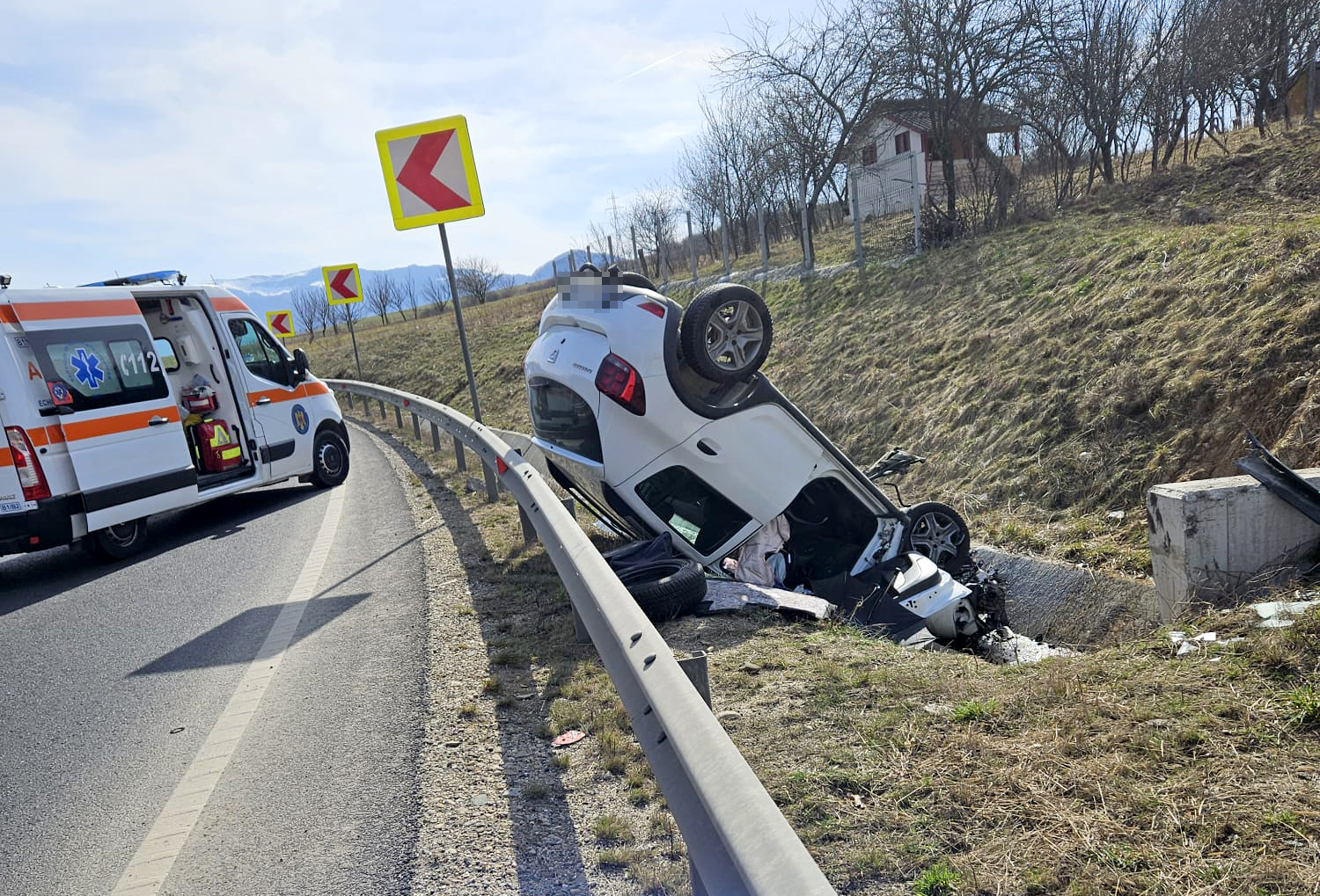 ACTUALIZARE O femeie este în stare gravă după ce s-a răsturnat cu mașina pe DN 7, spre Boița. A fost dusă la spital intubată