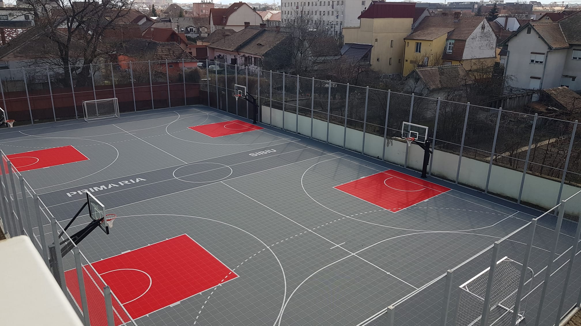 Noul teren de sport de la Școala Nr. 8 se deschide și în afara programului. Unele reguli au adus nemulțumiri