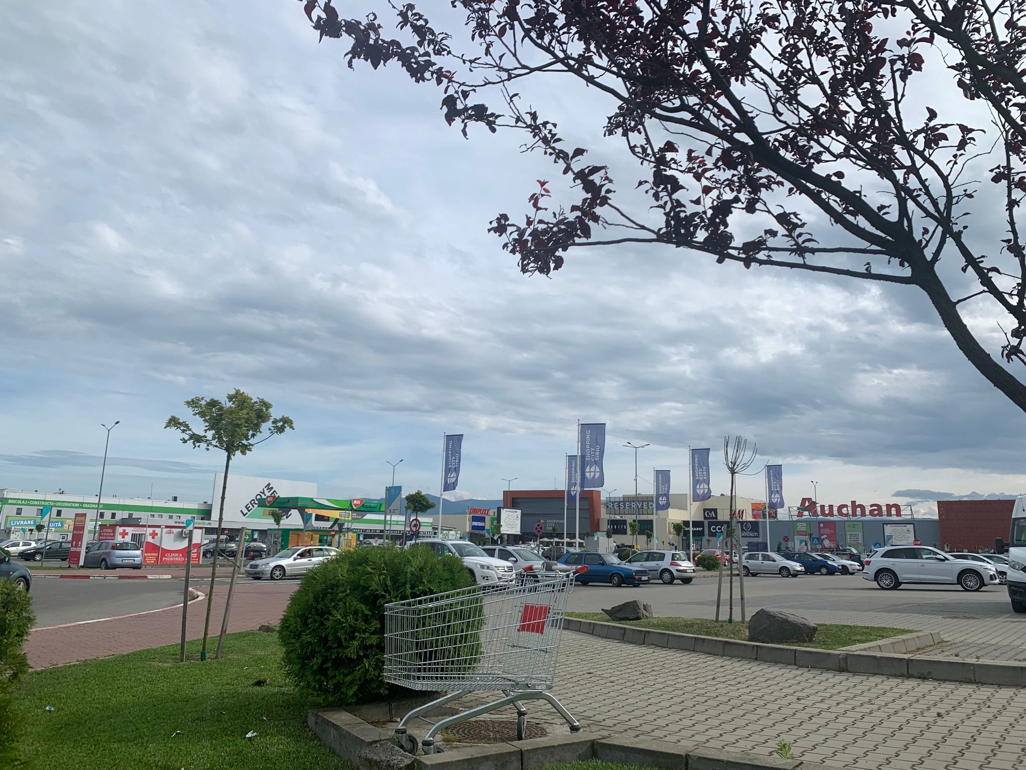 Două tinere, prinse la furat în mall-ul de la Șelimbăr: fuste și tricouri de aproape 400 de lei, după ce au sustras lenjerie intimă din alt magazin