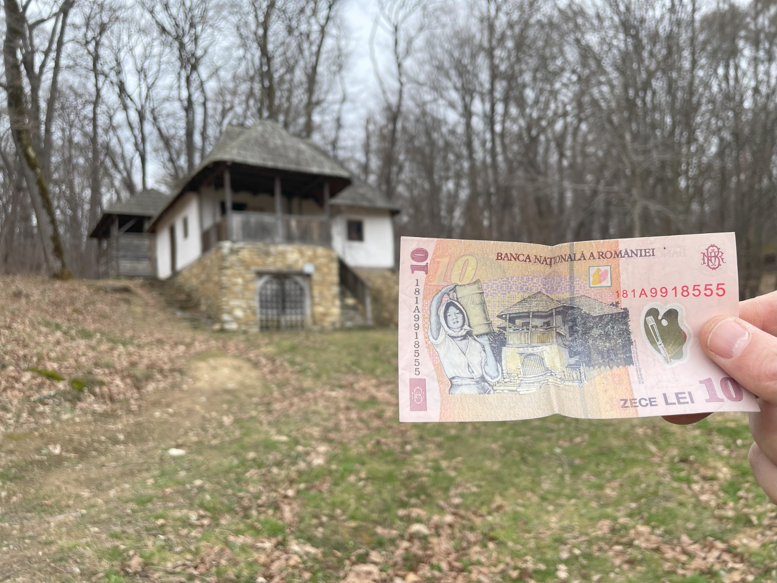FOTO Casa de pe bancnota de 10 lei: construită ca adăpost împotriva invaziilor otomane. ”A fost prima casă adusă de mine aici”.