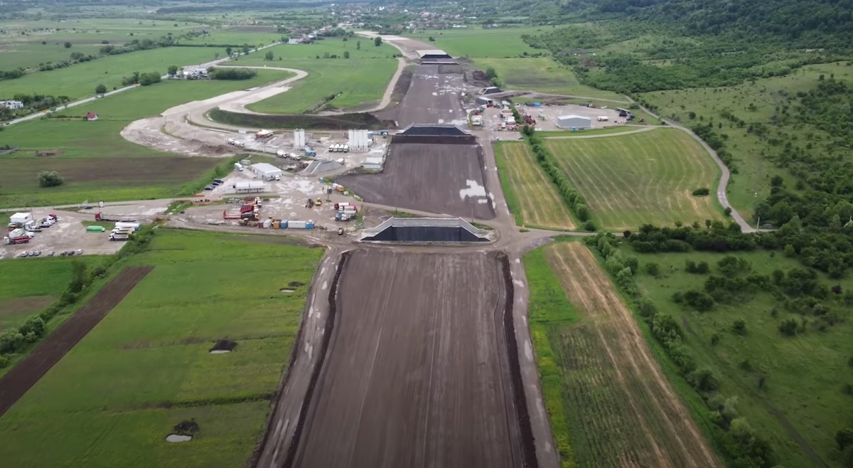 Tronsonul 5 din autostrada Sibiu – Pitești se termină în 2025 pe acte și în 2024 pe vorbe. ”CNAIR nu a primit informații din care să rezulte o altă dată de finalizare”