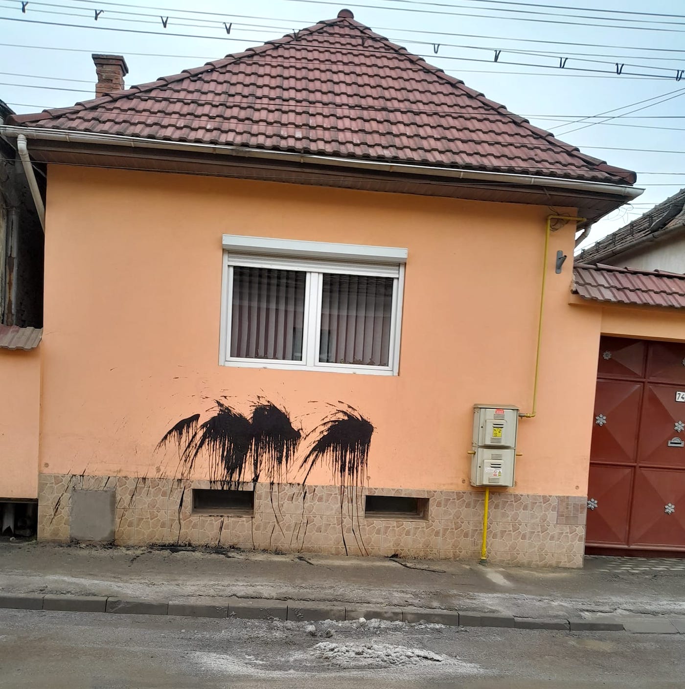 Casa unui ales din Cisnădie, vandalizată cu vopsea neagră. „Dacă mie mi se întâmplă așa ceva, atunci un om simplu ce să mai spere?”
