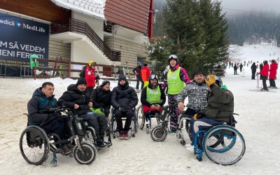 Tabăra de schi pentru persoanele cu dizabilități ajunge la Păltiniș: „Ne-am dorit să aducem familiile împreună”