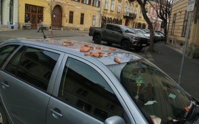 Efectul vântului: Țigle căzute pe o mașină în centrul Sibiului, panou publicitar doborât pe Calea Dumbrăvii