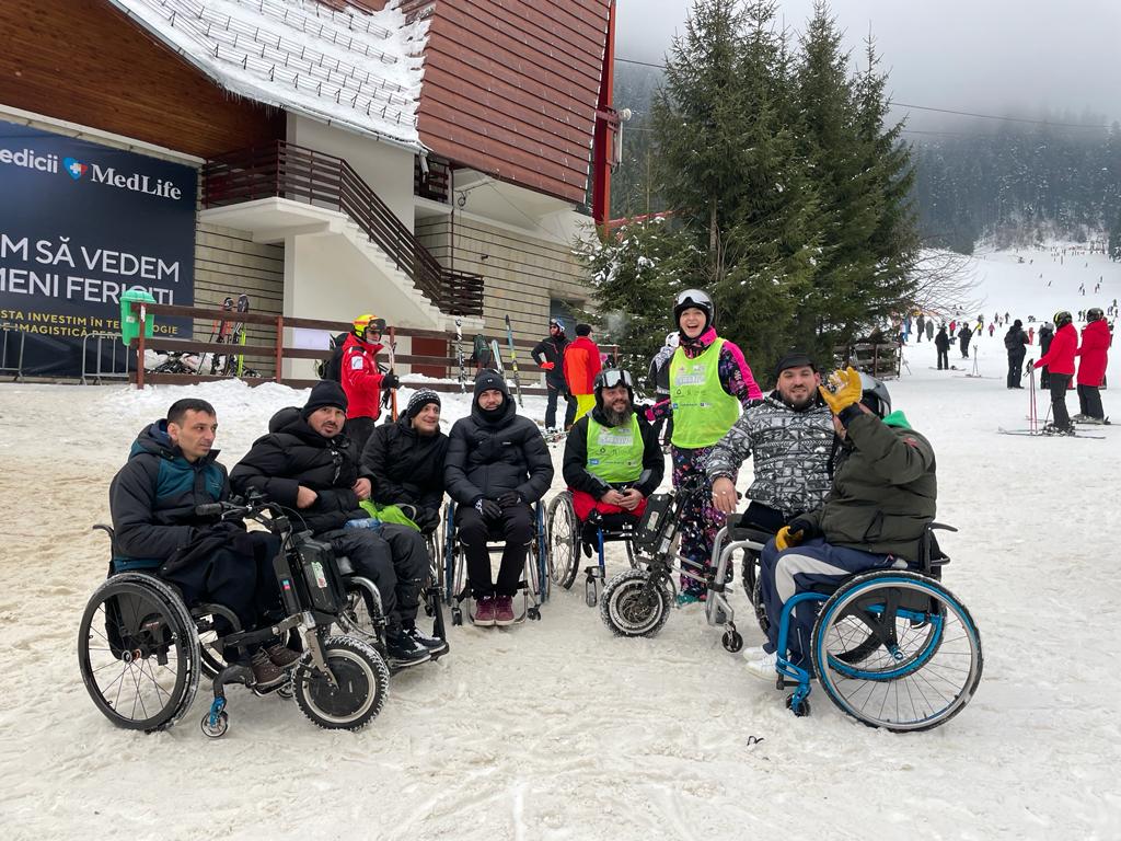 Tabăra de schi pentru persoanele cu dizabilități ajunge la Păltiniș: „Ne-am dorit să aducem familiile împreună”