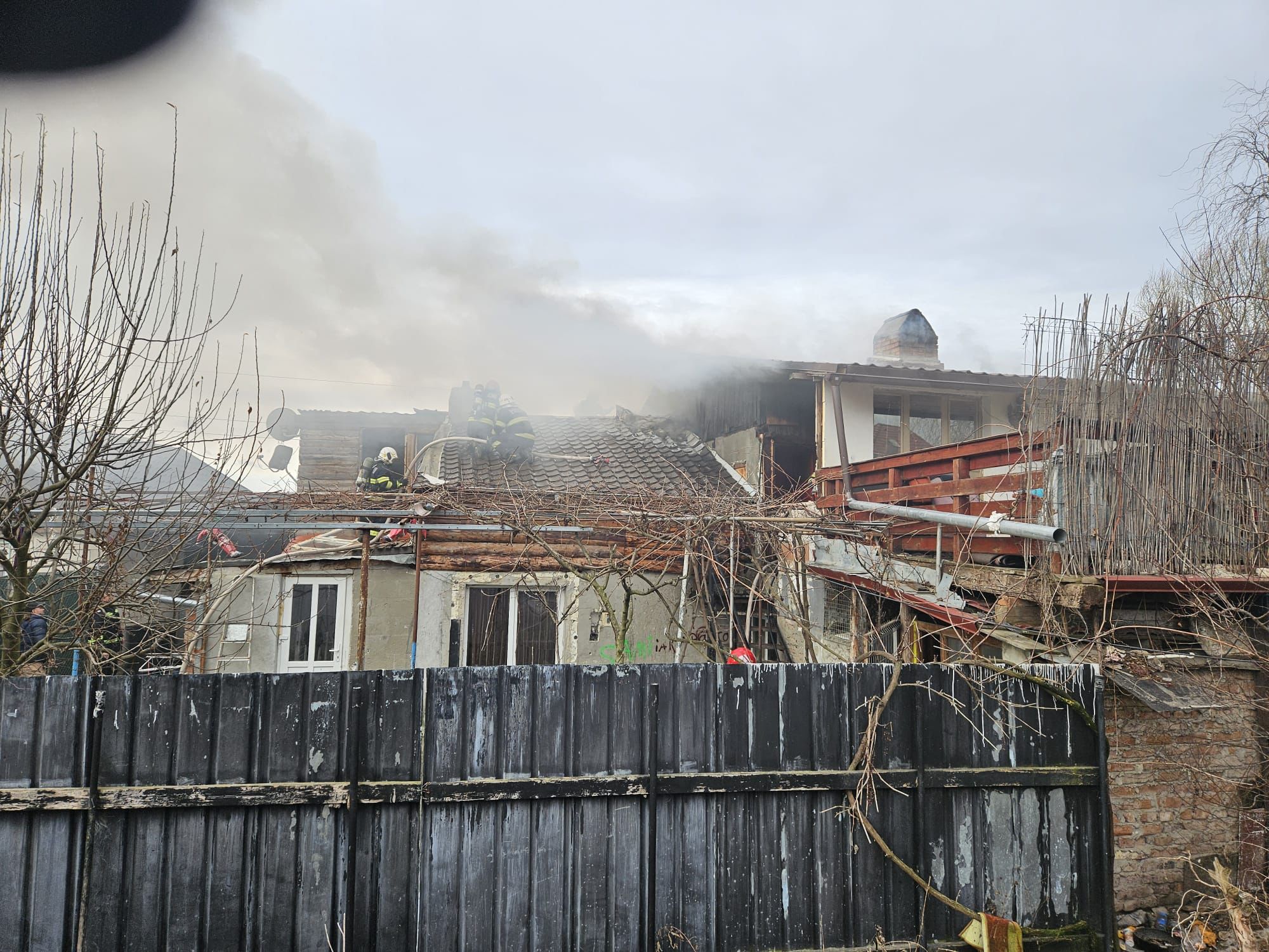 Incendiu la o casă din Sibiu. Flăcările au afectat 70 de metri pătrați din acoperiș