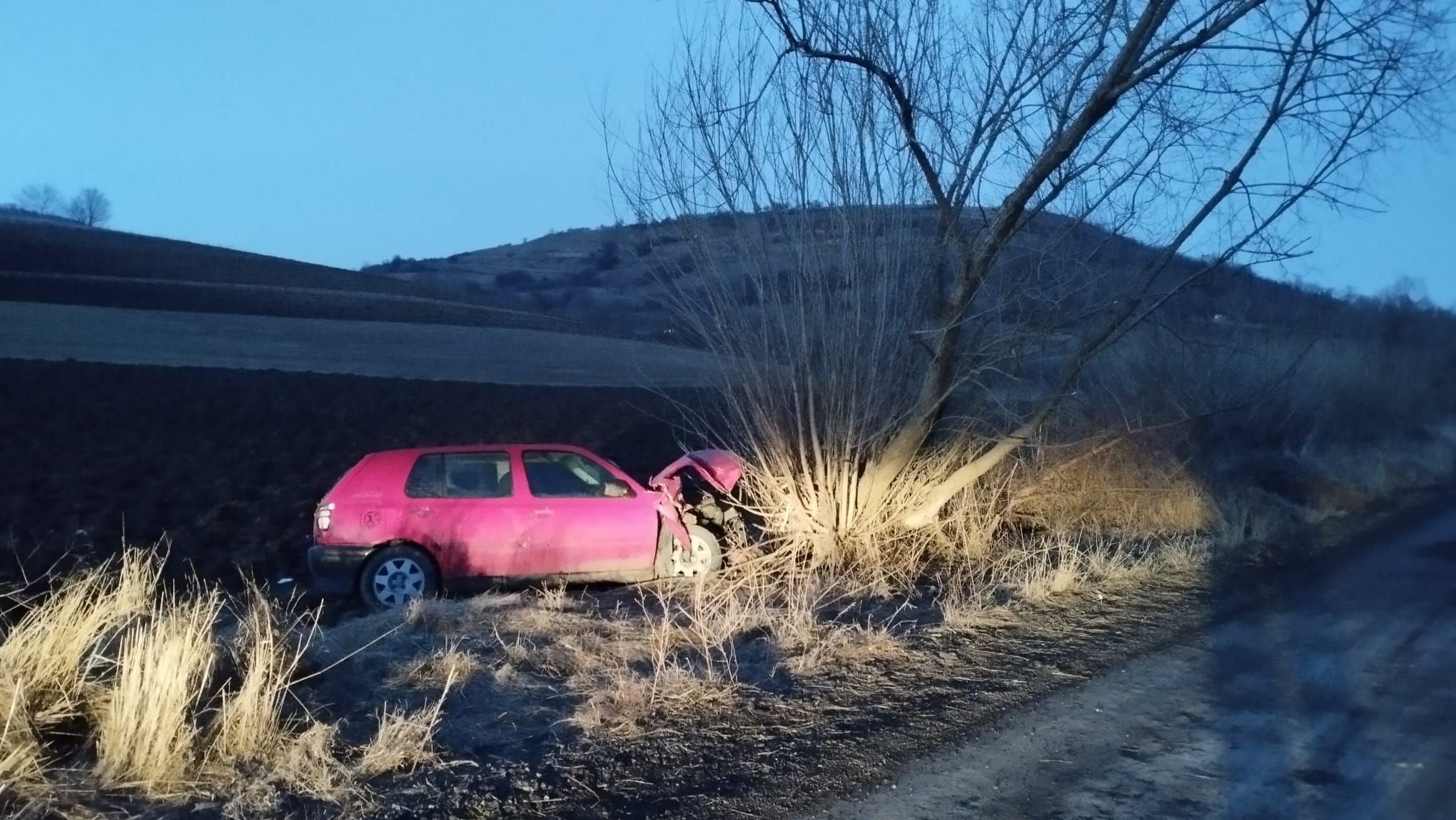 A abandonat doi tineri răniți grav în mașina cu care a făcut accident, în Gușterița. Tânărul de 19 ani care conducea nu avea permis și a schimbat plăcuțele de înmatriculare