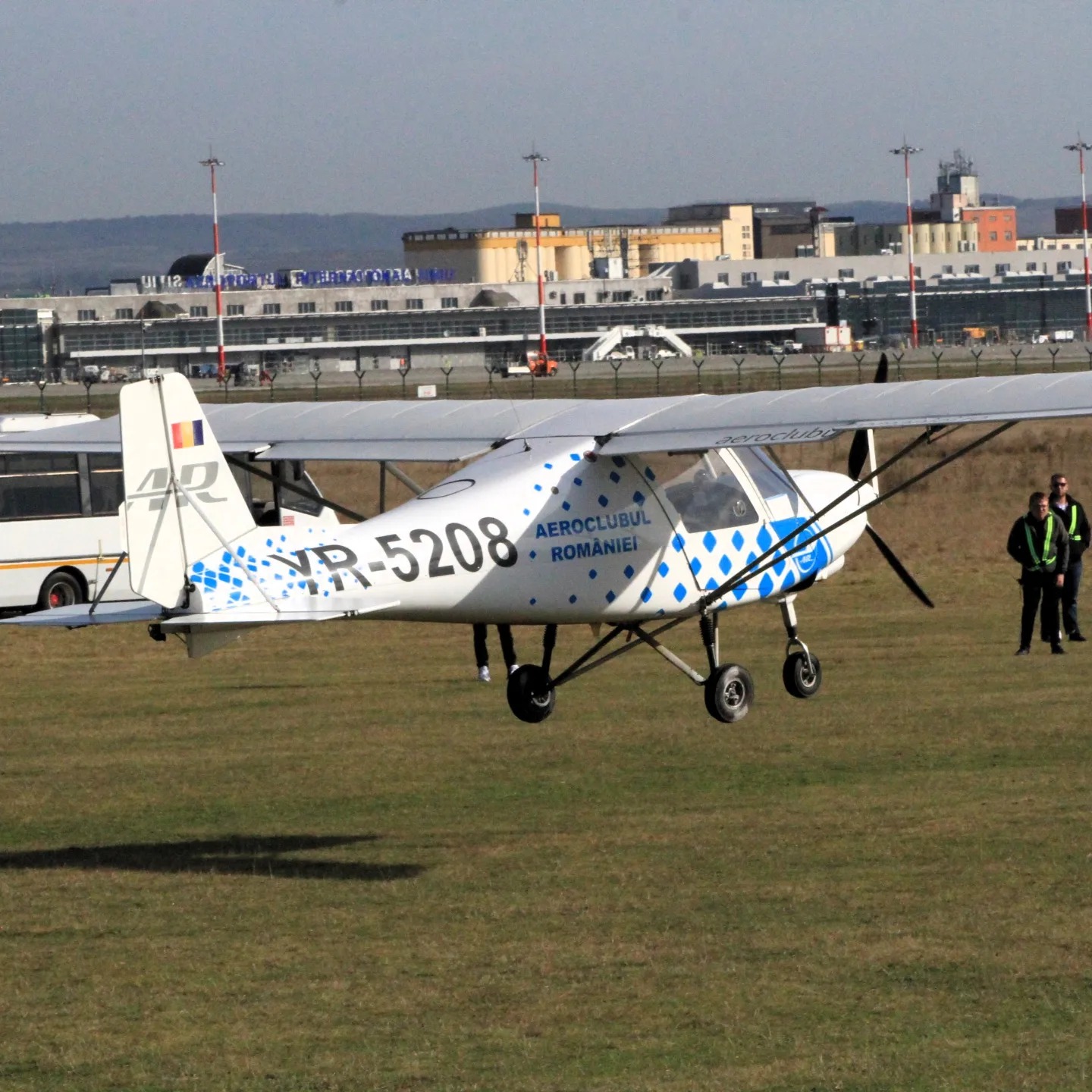 Peste 80 de tineri s-au înscris deja la cursurile de zbor gratuite organizate de Aeroclubul Sibiu. Înscrierile continuă până în 23 februarie