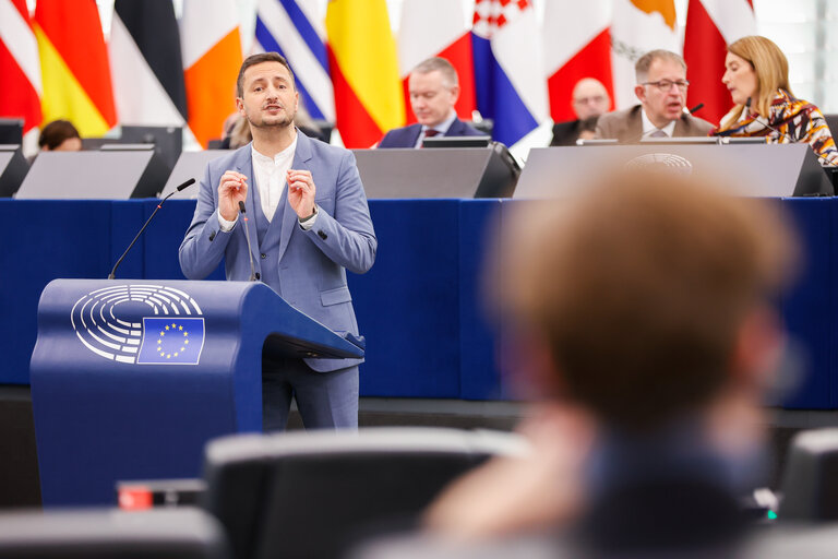 Europarlamentarul Nicu Ștefănuță, aplaudat de președintele Klaus Iohannis. „Ce ne-am propus la Sibiu?”. Printre răspunsuri: „Levităm un pic cam sus”