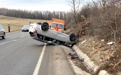 Mașină răsturnată pe DN14. Un adolescent de 15 ani a fost transportat la spital