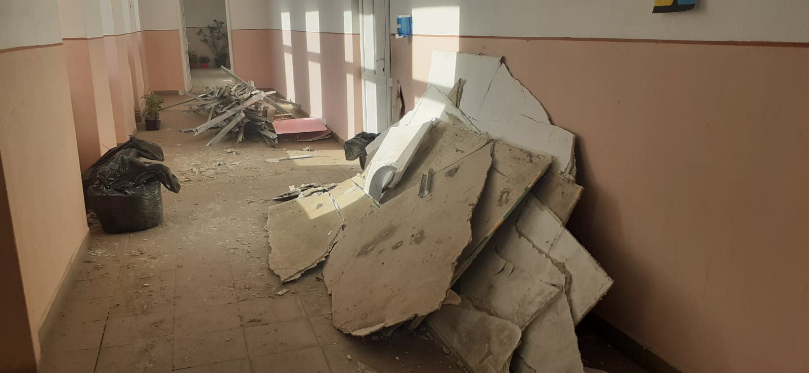 Unul dintre copiii răniţi după ce tavanul clasei s-a prăbușit a rămas internat la Pediatrie