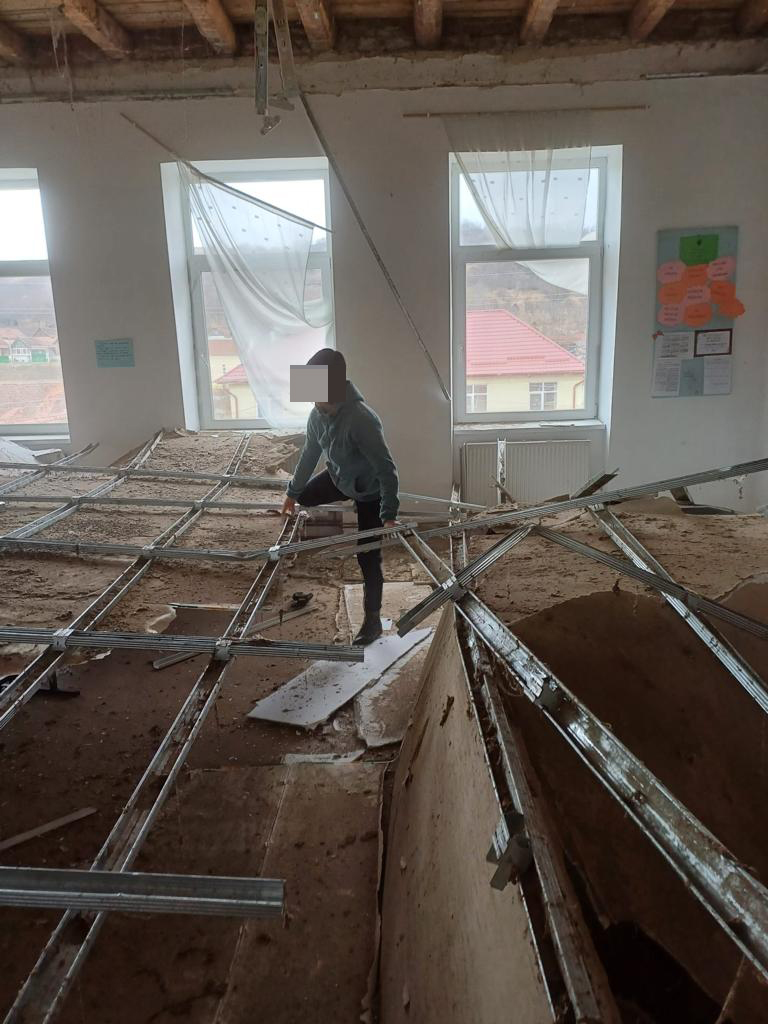 Primarul din comuna unde se află școala în care s-a prăbușit tavanul: „Clădirea nu a mai fost reabilitată din 2004”. Poliția a deschis dosar penal